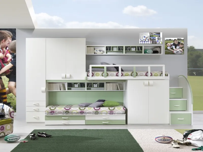 camera nei toni verde salvia e bianco con letto a soppalco