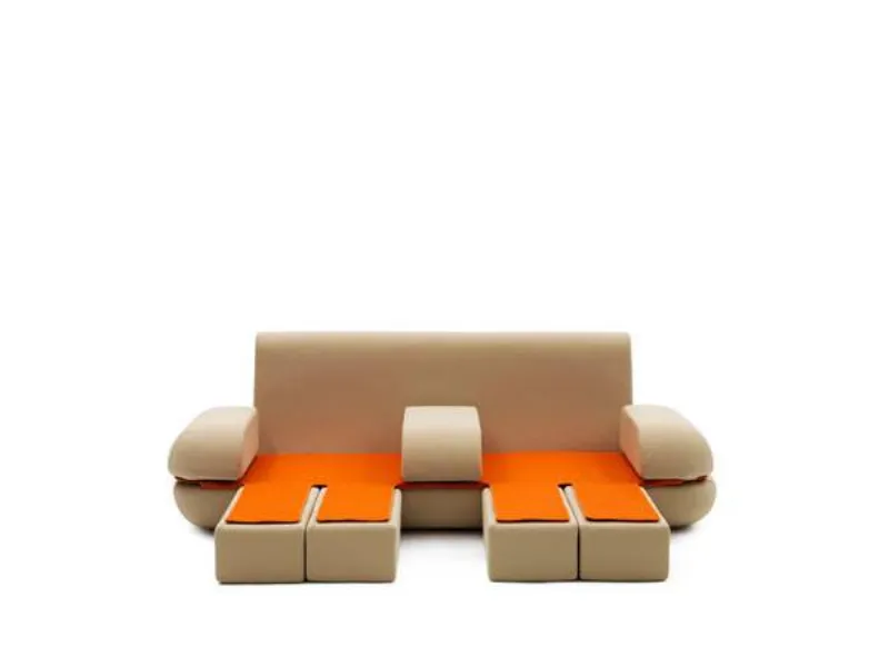 veduta frontale di divano a tre posti beige con bracciolo centrale e rivestimento seduta color mandarino