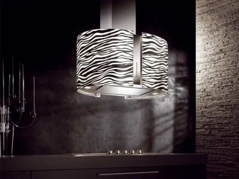 cappa su piano cottura con rivestimento zebrato