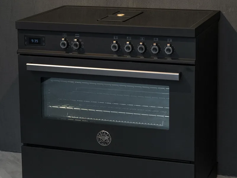 La nuova cucina freestanding della serie Professional di Bertazzoni, con piano cottura, forno e cappa integrati