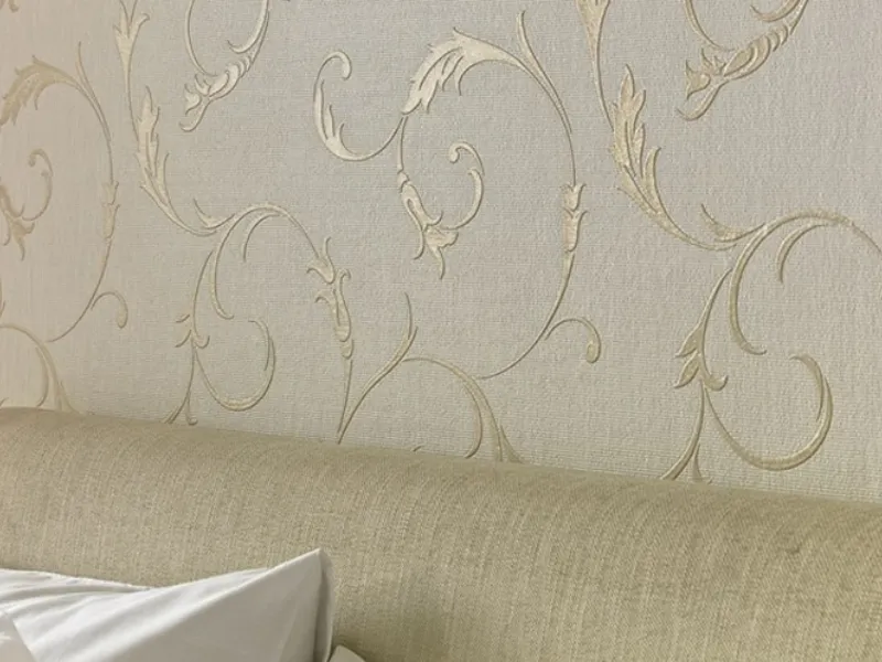 Nuova veste alle pareti casa con la carta da parati