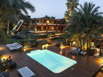 Casa di legno pagano con piscina