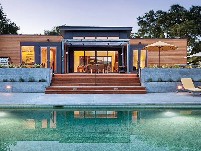 Casa di legno con piscina