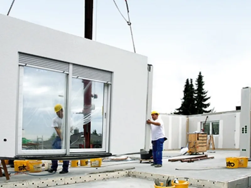 Operai installano una casa di Norges Hus
