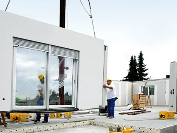 Operai installano una casa di Norges Hus