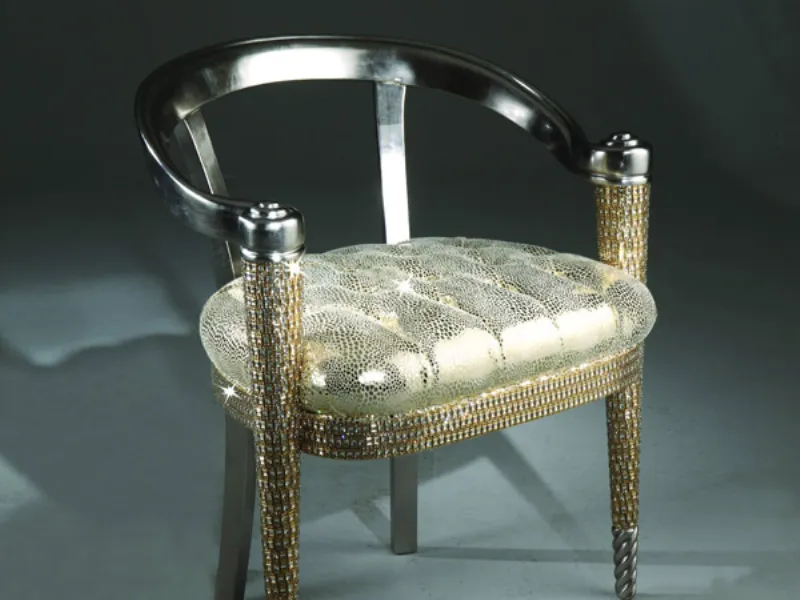 sedia a poltroncina con poggia schiena in legno nero e rivestimento del cuscino e delle due gambe anteriori di Swaroski