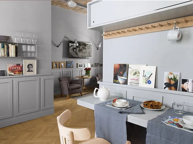 Il grigio chiaro alle pareti sottolinea la valenza del parquet e del soffitto