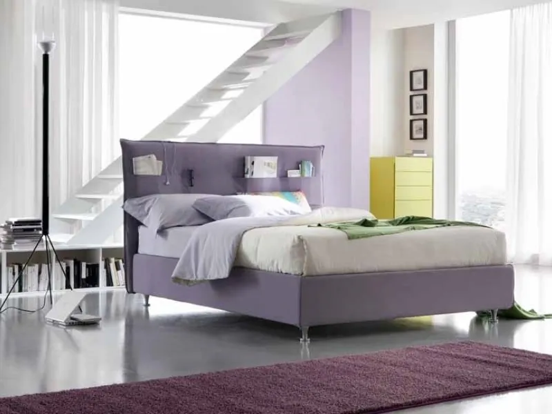Camera da letto con toni del lavanda