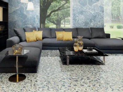 Pavimento variegato e mobili in tinta unita per il living, secondo Versace Ceramics