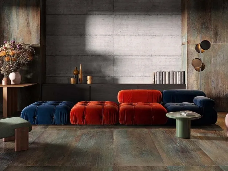 Pavimento in gres effetto metallo (collezione Dripart Ceramica Sant’Agostino) e mobili moderni coloratissimi