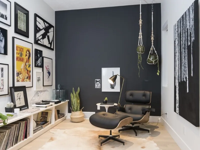 Angolo relax e spazio lettura con chaise longue e verde a cascata