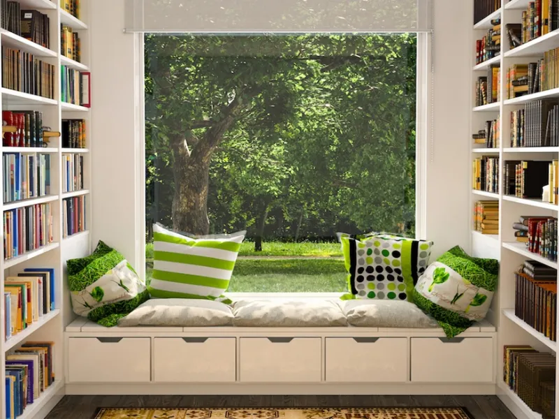Area relax fronte vetrata con librerie laterali