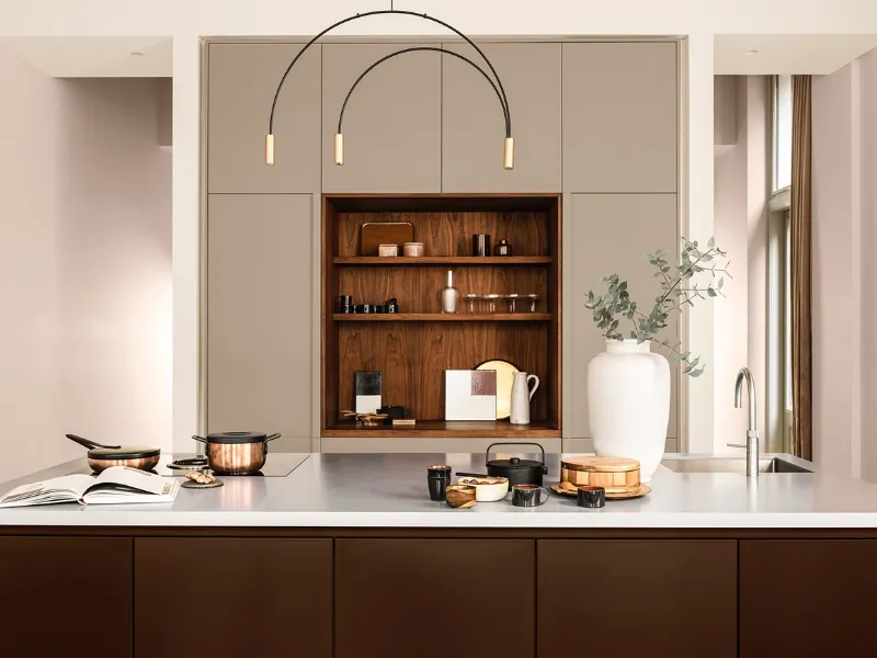 Tortora, bianco, metallo e legno per una cucina contemporanea e raffinata