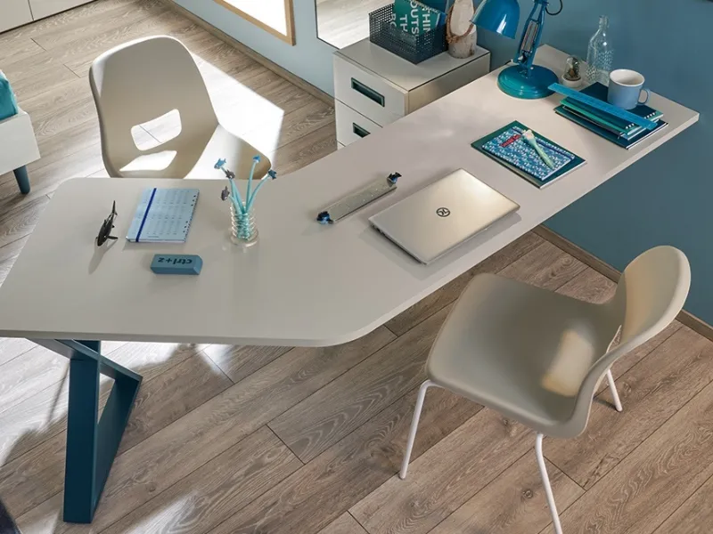 Piani scrivania sagomati per studiare anche in una cameretta condivisa nella composizione KC425 Moretti Compact
