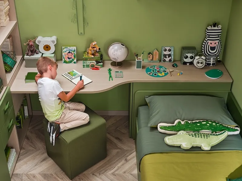 Sagomato e con modulo contenitore il piano scrivania Arcon della composizione KC326 Moretti Compact