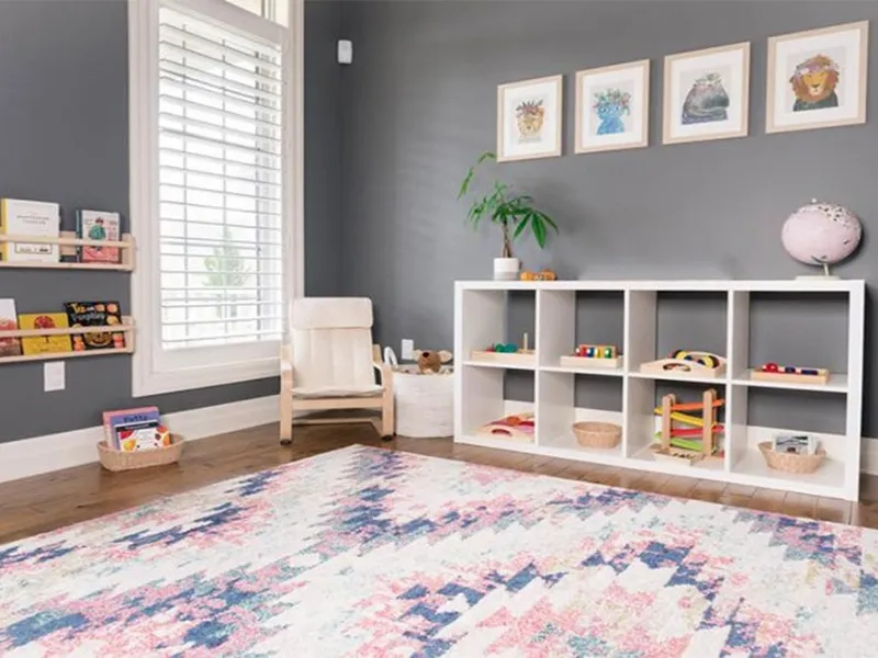 Mobilio e mensole con giochi e libri a portata di bimbo