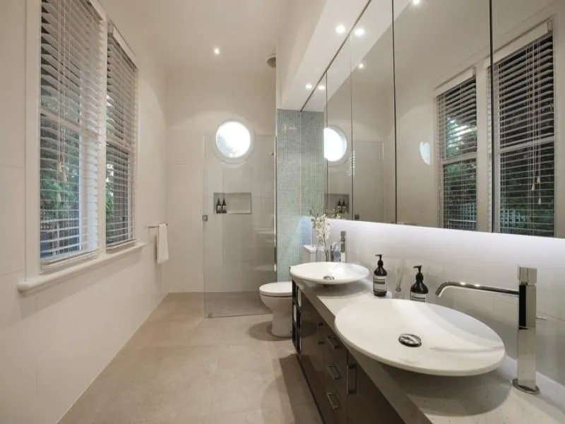 bagno lungo e stretto