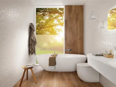 Bagno piccolo con vasca circolare senza contatto con le pareti perimetrali