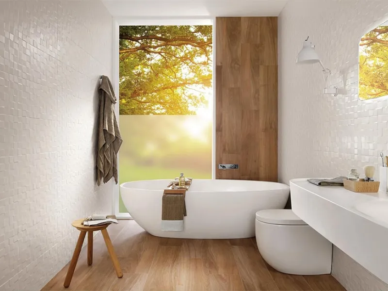 Bagno piccolo con vasca circolare senza contatto con le pareti perimetrali