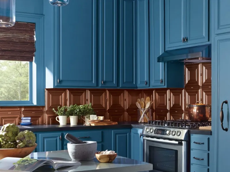 Colorare la cucina di legno con un intenso azzurro: l’idea è di Sherwin-Willians, azienda di vernici