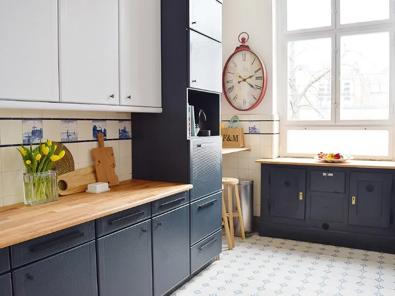 Le ante di una cucina in laminato sono state colorate con i prodotti a base d’acqua di Farrow&Ball