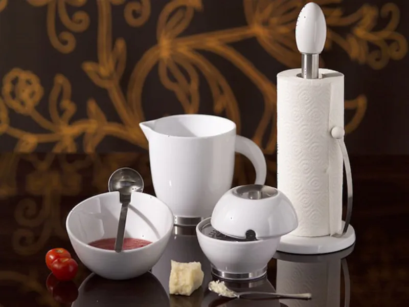 set complementi cucina bianco e acciaio: porta salsa con cucchiaio, caraffa, grattuggia, porta scottex