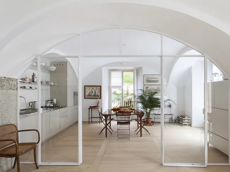 Ampie vetrate sfruttano il soffitto a volta nel progetto dell’architetto Filippo Taidelli