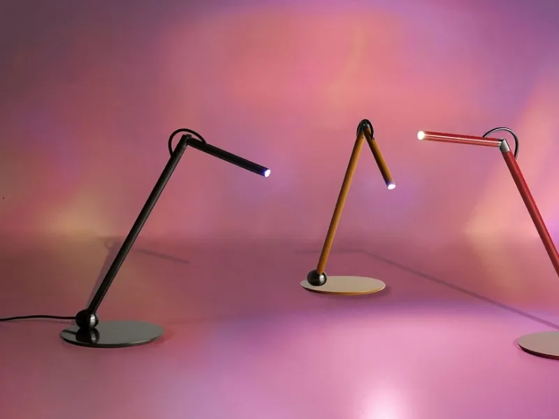 Calamaio by Oluce è una lampada da scrivania orientabile in metallo