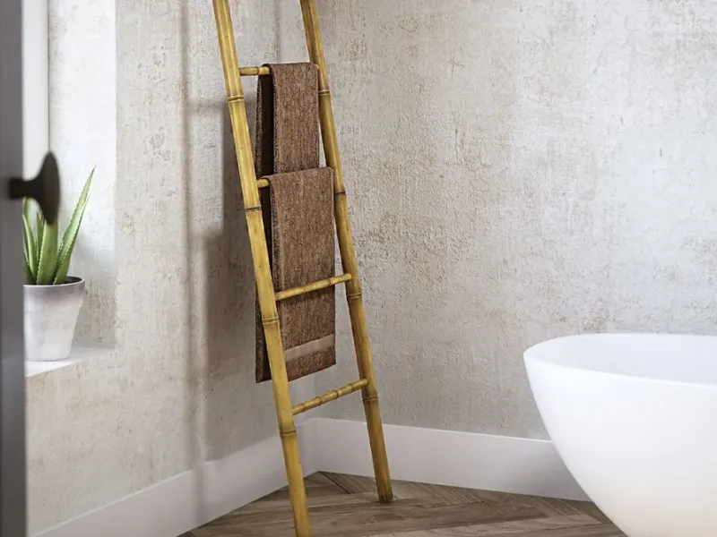 Una vecchia scala in legno diventa un porta asciugamani