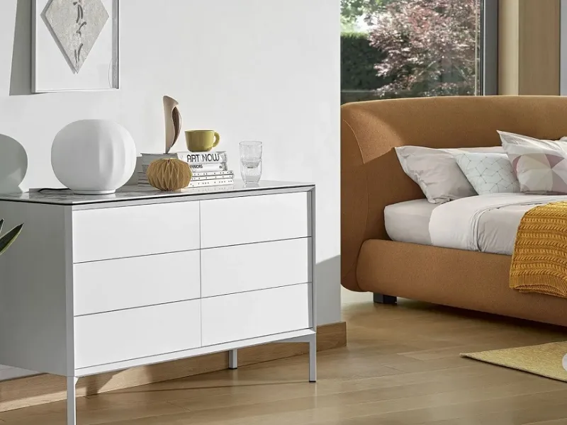 La cassettiera York by Calligaris ha il top in ceramica