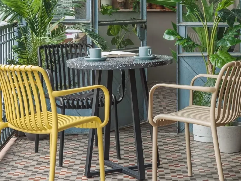 Tella by Kave Home ha il piano in terrazzo nero e basamento di acciaio zincato