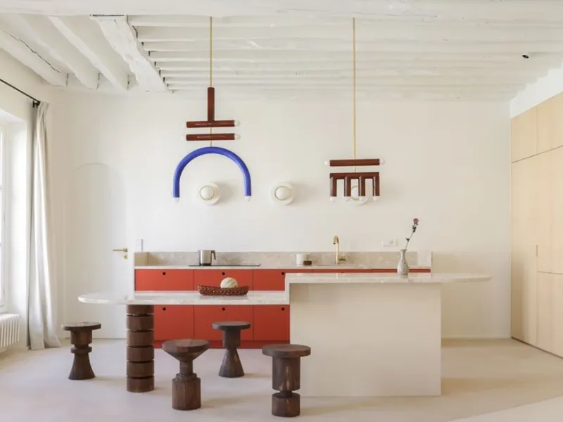 Soffitto con travi di legno bianche per la cucina minimalista di Heju Studio