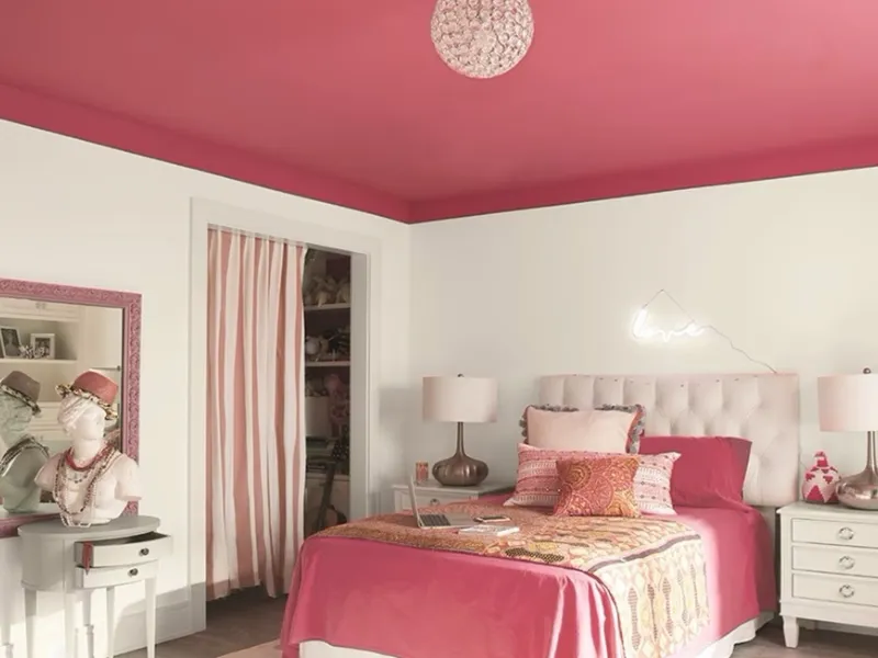 Soffitto pink e pareti bianche, proposta del brand Benjamin Moore