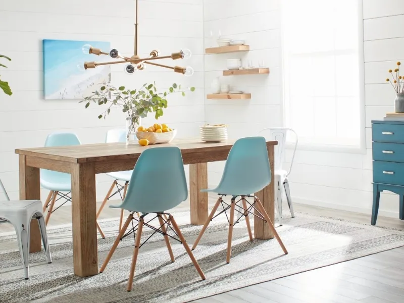 Pavimento in gres effetto legno e rivestimento bianco per la casa al mare