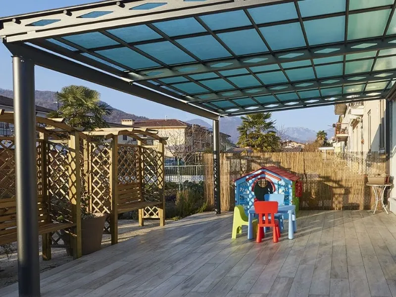 Copertura in policarbonato e alluminio Allupergola di Mioni
