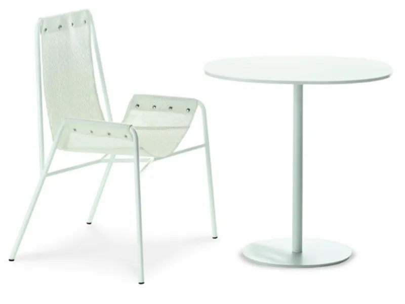 Sedia da giardino con tavolino