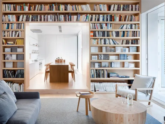 Una moderna libreria a ponte che occupa un’intera parete