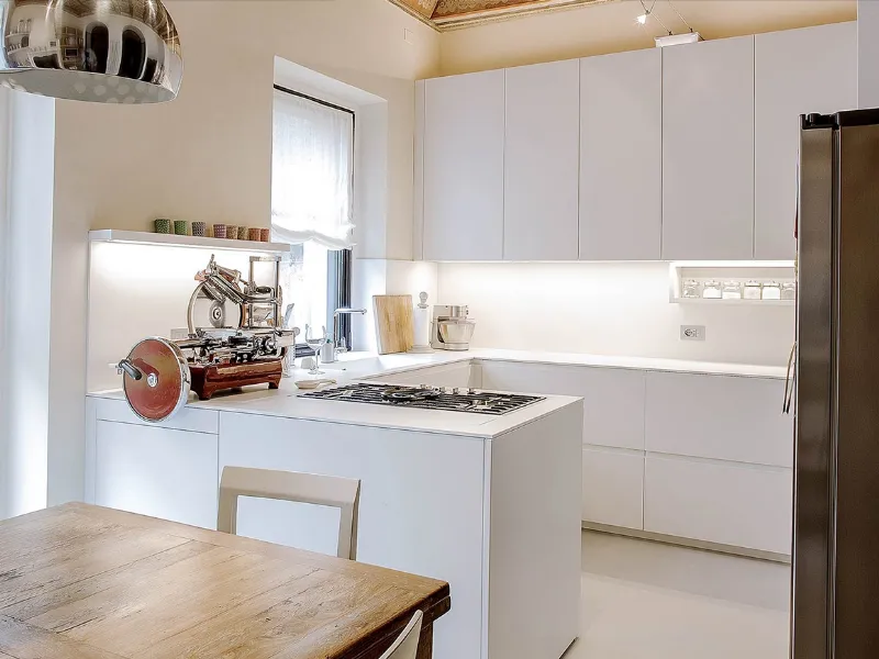 Cucina angolare in corian modello G180 a composizione angolare fuori squadro di TMItalia