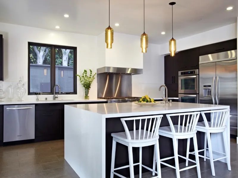 Una cucina illuminata da faretti