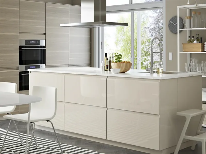 Cucina ad isola Ikea, con lavabo e tavolo extra di lavoro