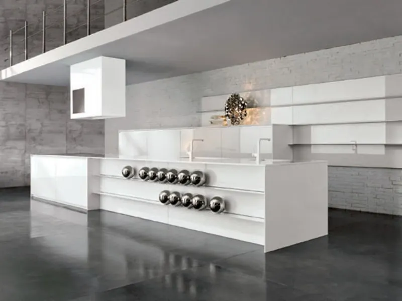 banco cucina a isola, cappa e mobili cucina da parete tutto in bianco, sfere d'acciaio decorano la parete del banco centrale