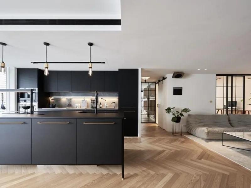 La cucina Unit by Cesar spicca su un parquet miele