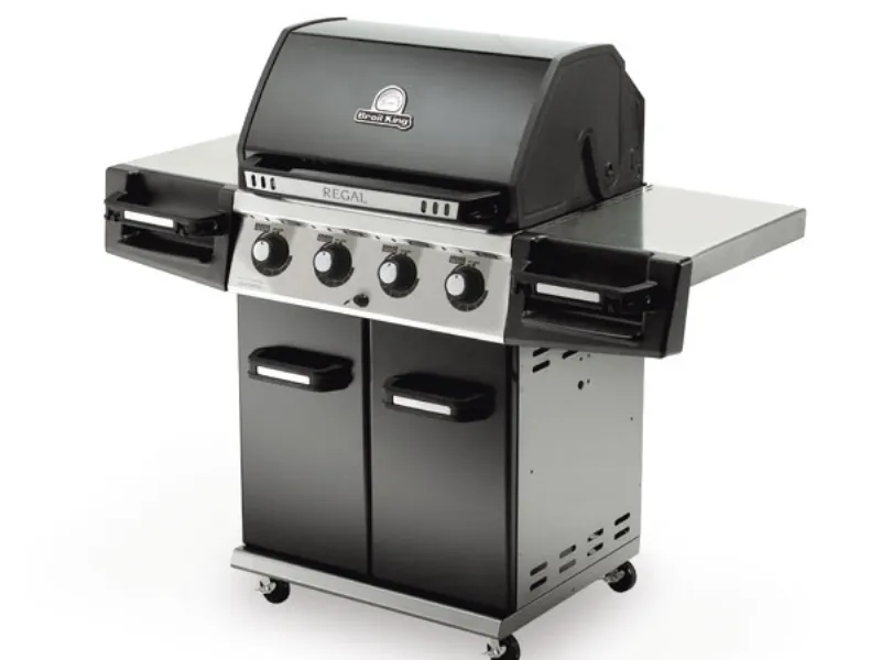 barbecue da esterni chiuso nero e acciaio con doppio piano di appoggio e quattro manopole piastra