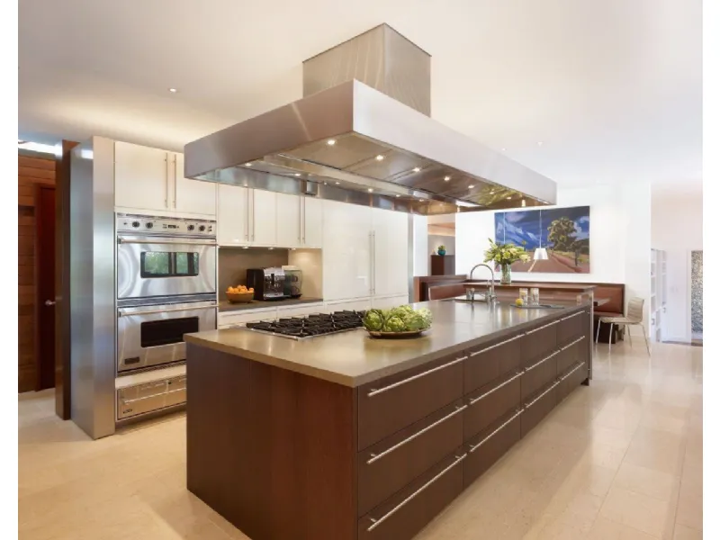Cucina moderna con isola