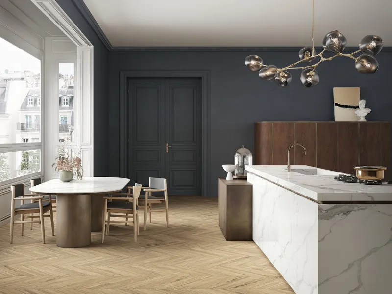 Cucina in gres porcellanato SapienStone effetto marmo Calacatta
