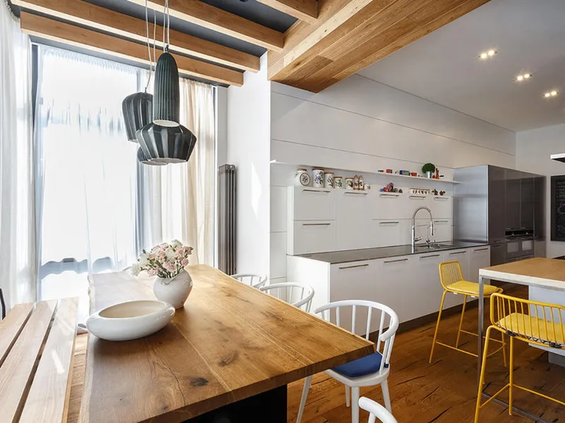 Bianco, legno in essenza e una punta di colore per un ambiente fresco e naturale