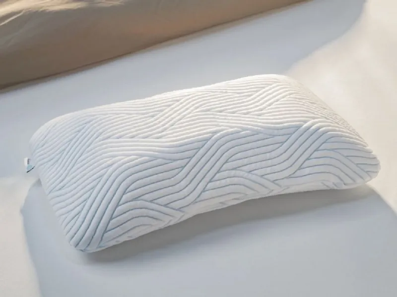 Cuscino Arch SmartCool di Tempur, con un lato più bombato per il massimo comfort durante il riposo sul fianco
