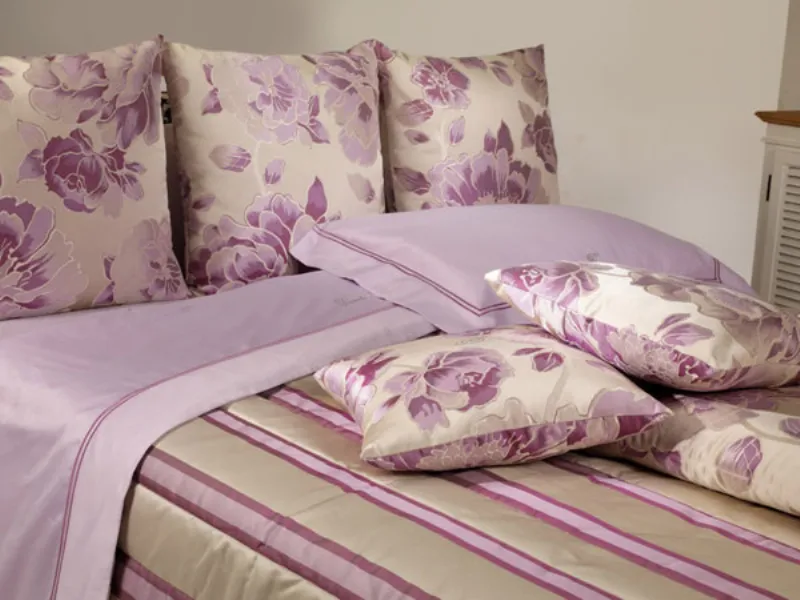 Rose sui cuscini per il letto