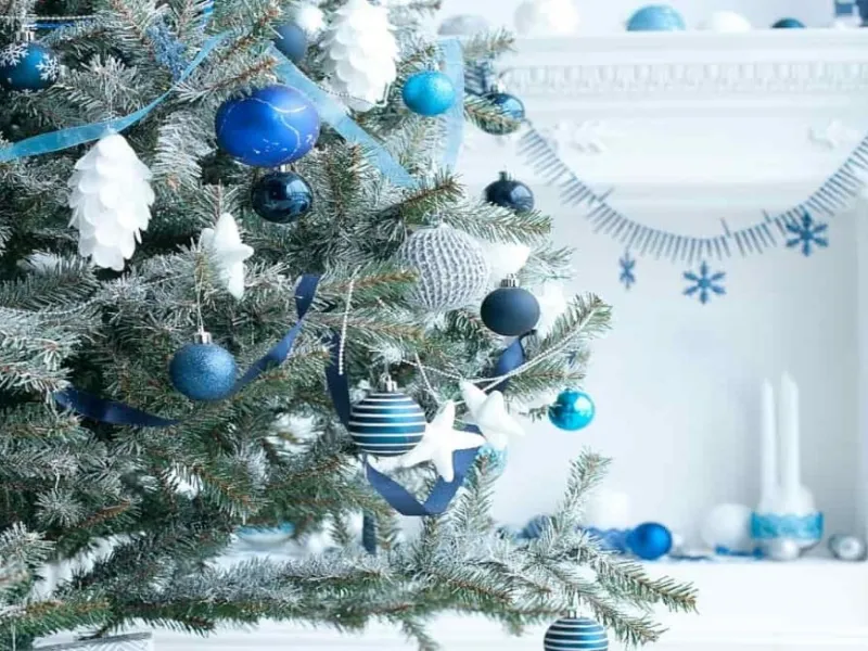 Albero di Natale e decorazioni sulle tonalità del blu