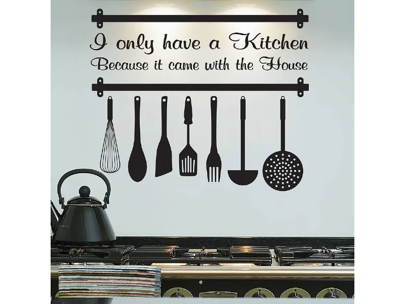 Un esempio di parete decorata in cucina con stickers